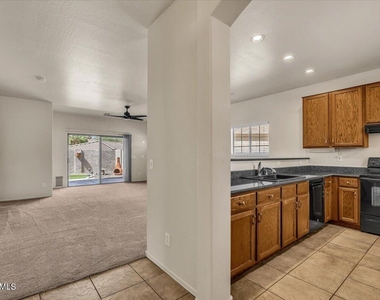 902 E Madeline Drive - Photo Thumbnail 3