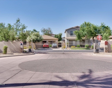 902 E Madeline Drive - Photo Thumbnail 32