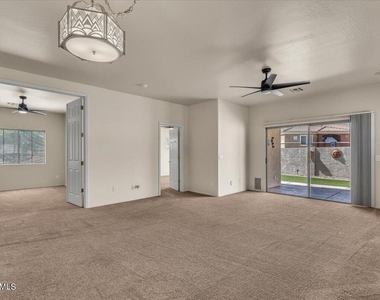 902 E Madeline Drive - Photo Thumbnail 8