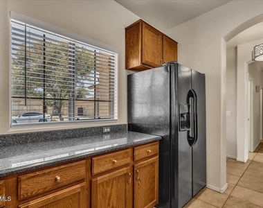 902 E Madeline Drive - Photo Thumbnail 6
