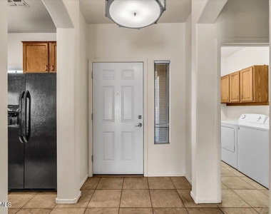 902 E Madeline Drive - Photo Thumbnail 2