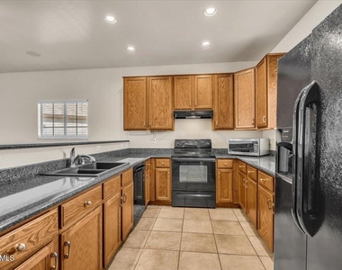 902 E Madeline Drive - Photo Thumbnail 4