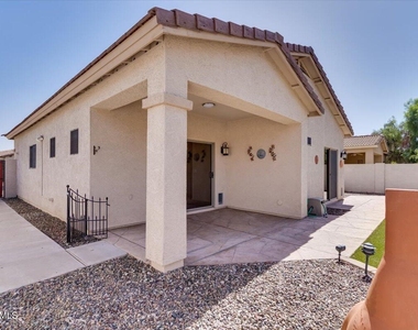 902 E Madeline Drive - Photo Thumbnail 25