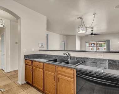 902 E Madeline Drive - Photo Thumbnail 5