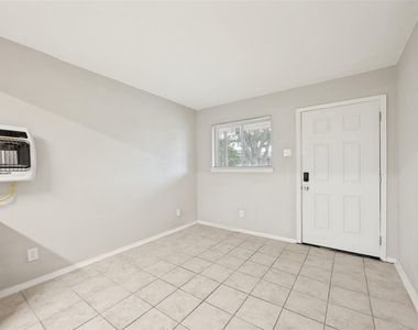 1001 W Elm Street - Photo Thumbnail 2