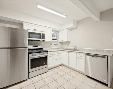 1001 W Elm Street - Photo Thumbnail 3