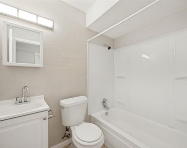 1001 W Elm Street - Photo Thumbnail 9