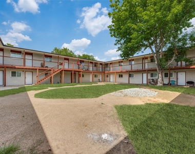 1001 W Elm Street - Photo Thumbnail 11