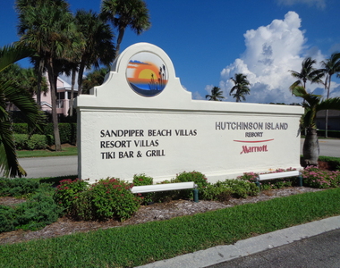 5527 Ne Gulfstream Way - Photo Thumbnail 1