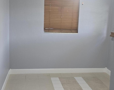 1408 W Broome Street - Photo Thumbnail 4