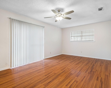 726 E Pecan Street - Photo Thumbnail 2