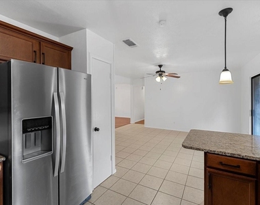 817 Warren Way - Photo Thumbnail 10