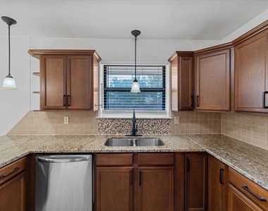 817 Warren Way - Photo Thumbnail 8