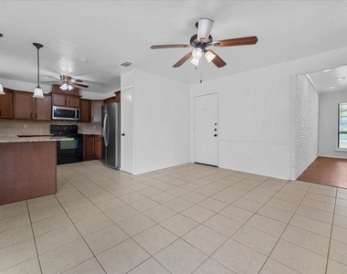 817 Warren Way - Photo Thumbnail 4