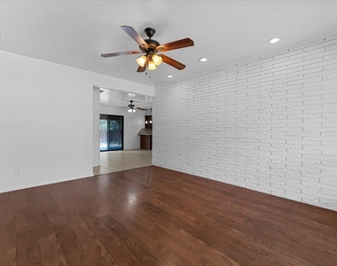 817 Warren Way - Photo Thumbnail 3