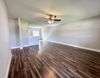 812 Center Street - Photo Thumbnail 7