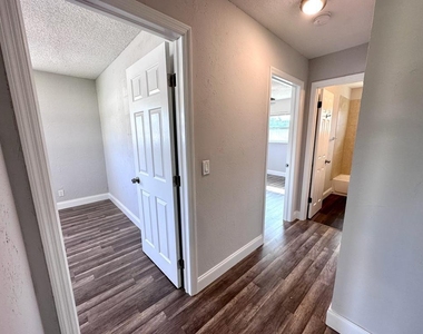 812 Center Street - Photo Thumbnail 8