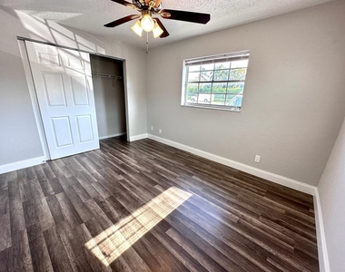 812 Center Street - Photo Thumbnail 4