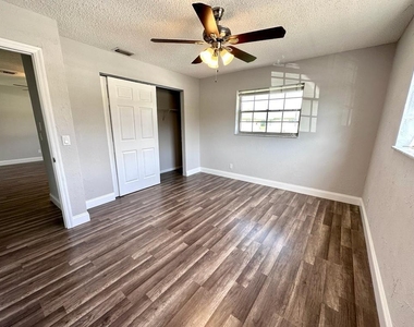 812 Center Street - Photo Thumbnail 5