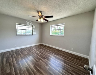 812 Center Street - Photo Thumbnail 2