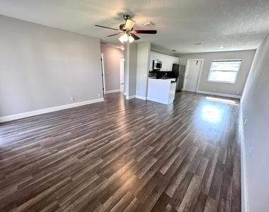 812 Center Street - Photo Thumbnail 3
