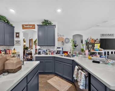 1318 Crossvine Drive - Photo Thumbnail 9