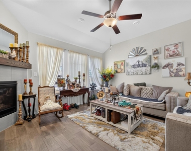 1318 Crossvine Drive - Photo Thumbnail 5
