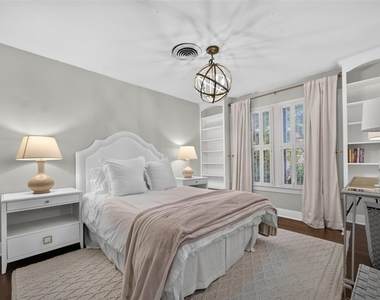 5630 Vanderbilt Avenue - Photo Thumbnail 20