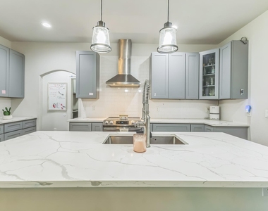 424 N Mcgraw Street - Photo Thumbnail 3