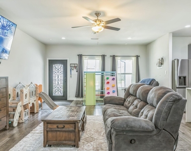 424 N Mcgraw Street - Photo Thumbnail 2