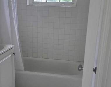 330 W 29th Street W - Photo Thumbnail 3