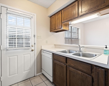 929 W Hickory Street - Photo Thumbnail 10