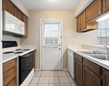 929 W Hickory Street - Photo Thumbnail 9