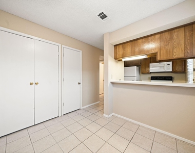 929 W Hickory Street - Photo Thumbnail 6