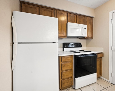 929 W Hickory Street - Photo Thumbnail 8