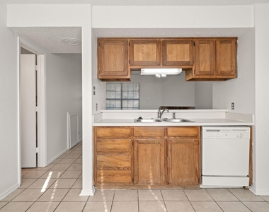 929 W Hickory Street - Photo Thumbnail 5
