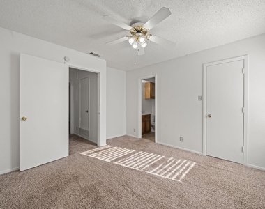 929 W Hickory Street - Photo Thumbnail 12