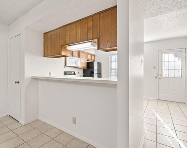 929 W Hickory Street - Photo Thumbnail 1
