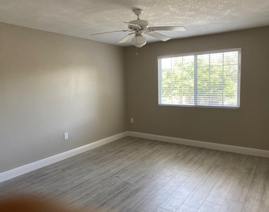 5061 Wiles Road - Photo Thumbnail 4