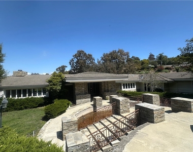60 Crest Road E - Photo Thumbnail 2