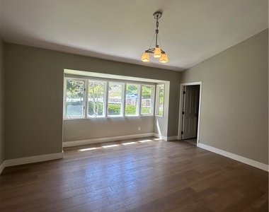 60 Crest Road E - Photo Thumbnail 8