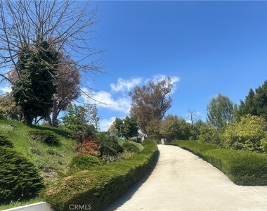 60 Crest Road E - Photo Thumbnail 1