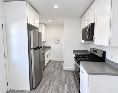 1152 E 77th - Photo Thumbnail 6