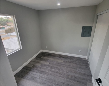 12423 Ridgewood Drive - Photo Thumbnail 5