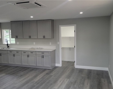 12423 Ridgewood Drive - Photo Thumbnail 8