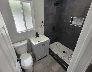 12423 Ridgewood Drive - Photo Thumbnail 7