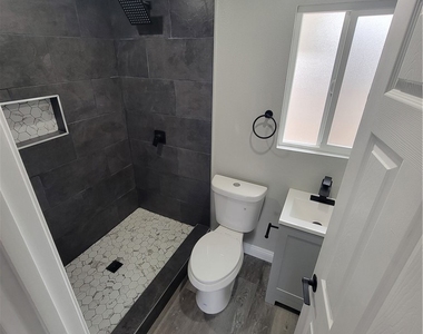 12423 Ridgewood Drive - Photo Thumbnail 6