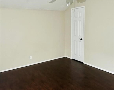 5640 Riverside Dr - Photo Thumbnail 4