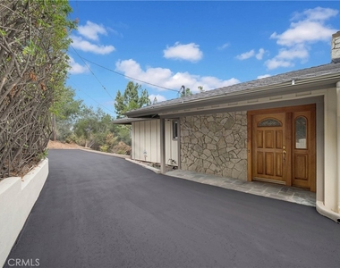 859 Saint Katherine Drive - Photo Thumbnail 32