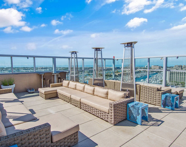 13700 Marina Pointe Drive - Photo Thumbnail 26